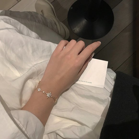 *NEW Yellow Gold Diamond Star Bracelet - Picture 3 of 12